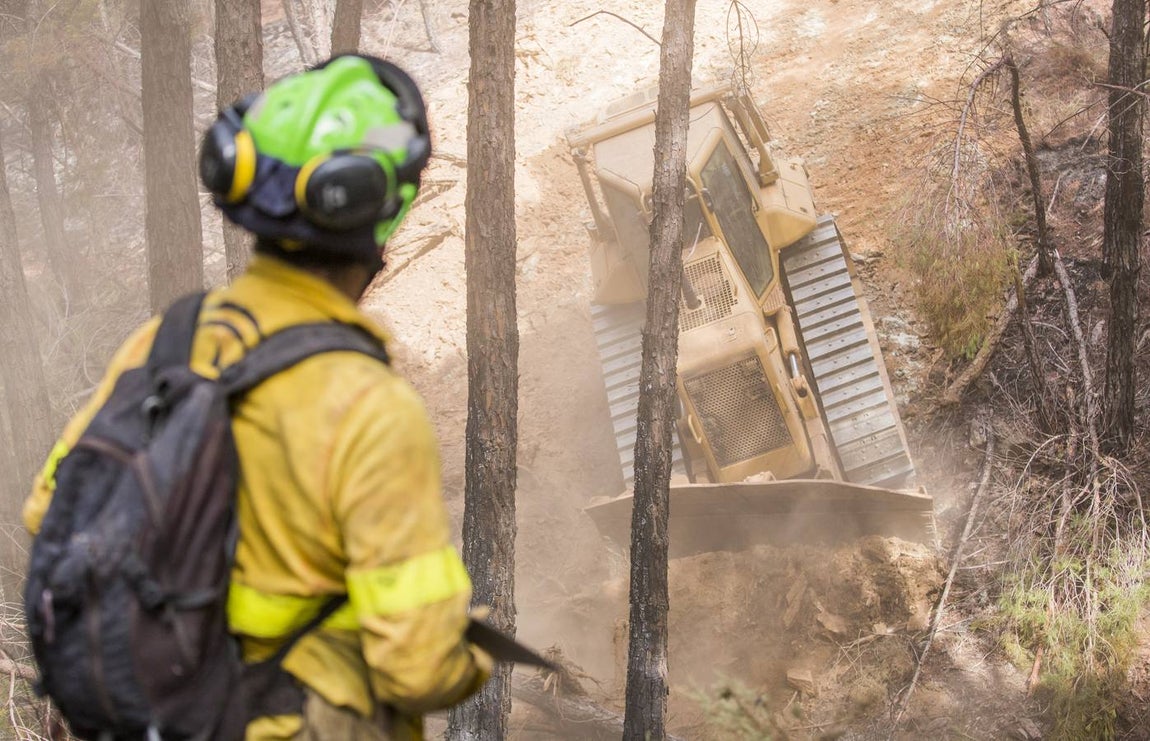 Espectaculares imágenes del incendio de Almonaster la Real