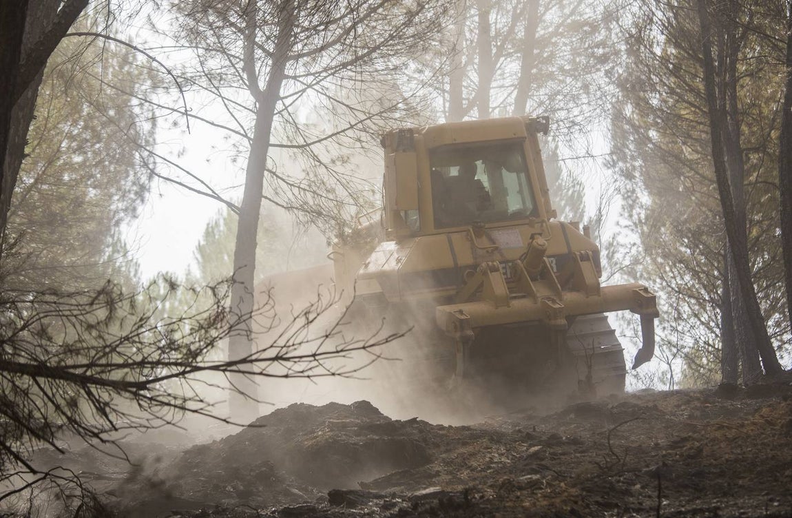 Espectaculares imágenes del incendio de Almonaster la Real