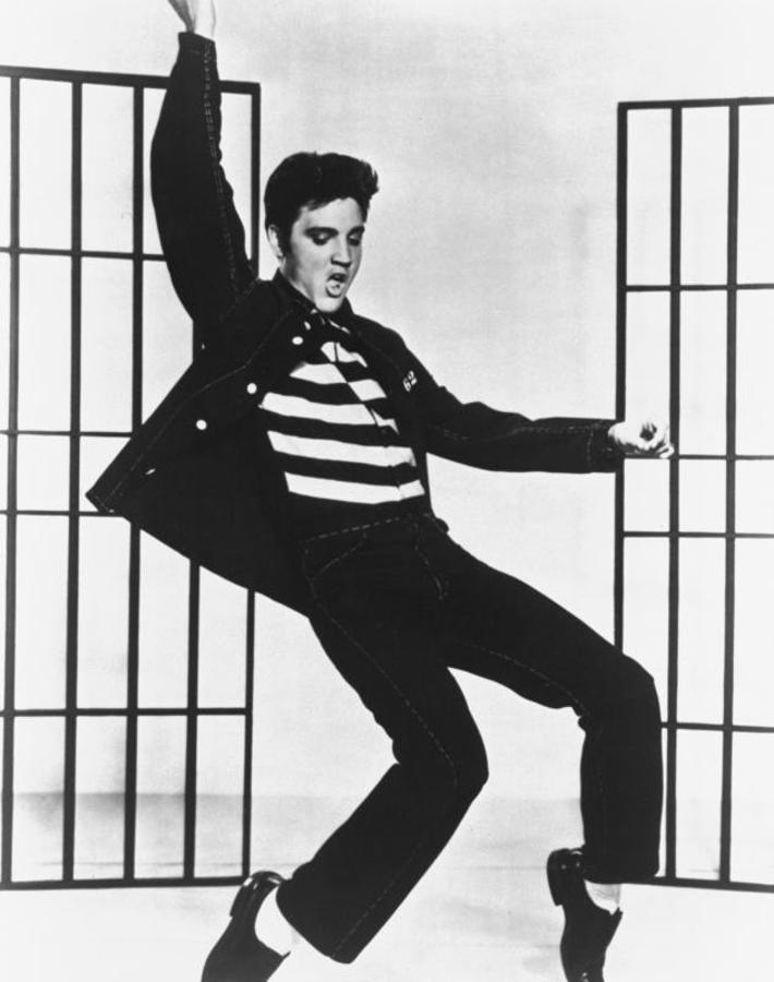 Elvis durante el rodaje de la película «Jailhouse Rock» de 1957. 