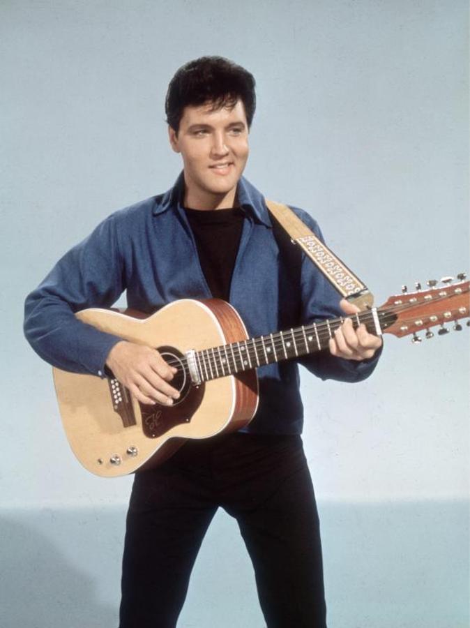 Elvis tocando una guitarra de doce cuerdas, cuyo uso se popularizaría en los años 60 y 70. 