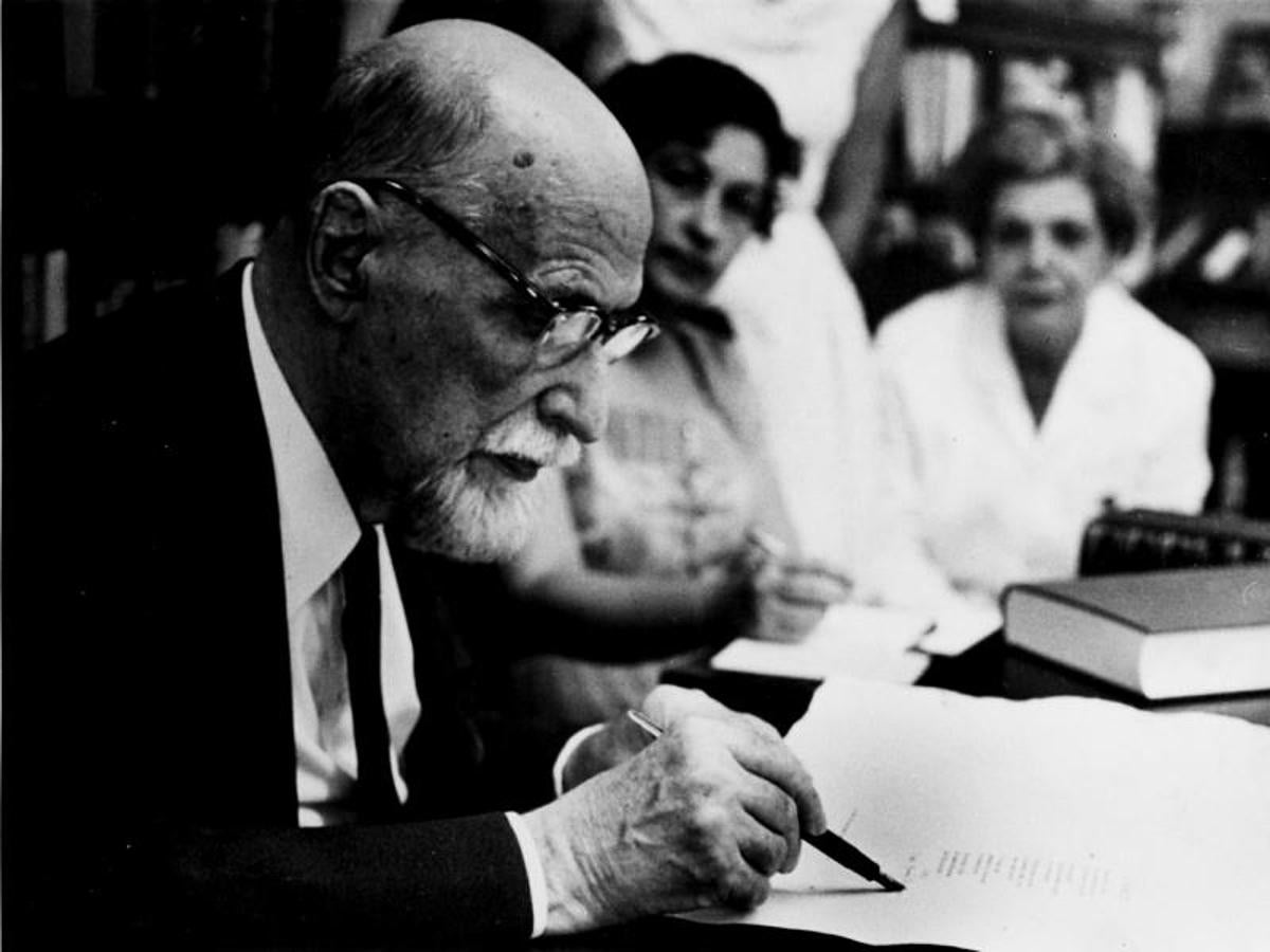 El ganador del Premio Nobel firmando ejemplares de «Platero y yo» en Puerto Rico. 