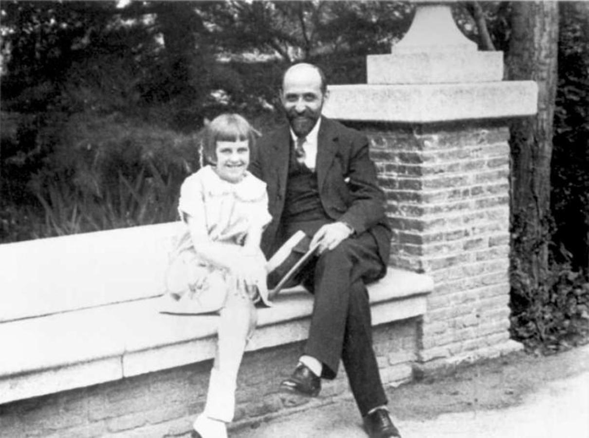 Juan Ramón Jiménez junto a su hija Natalia en la Residencia de Estudiantes. 