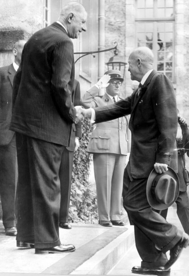 De Gaulle recibe a Eisenhower en Rambouillet. 