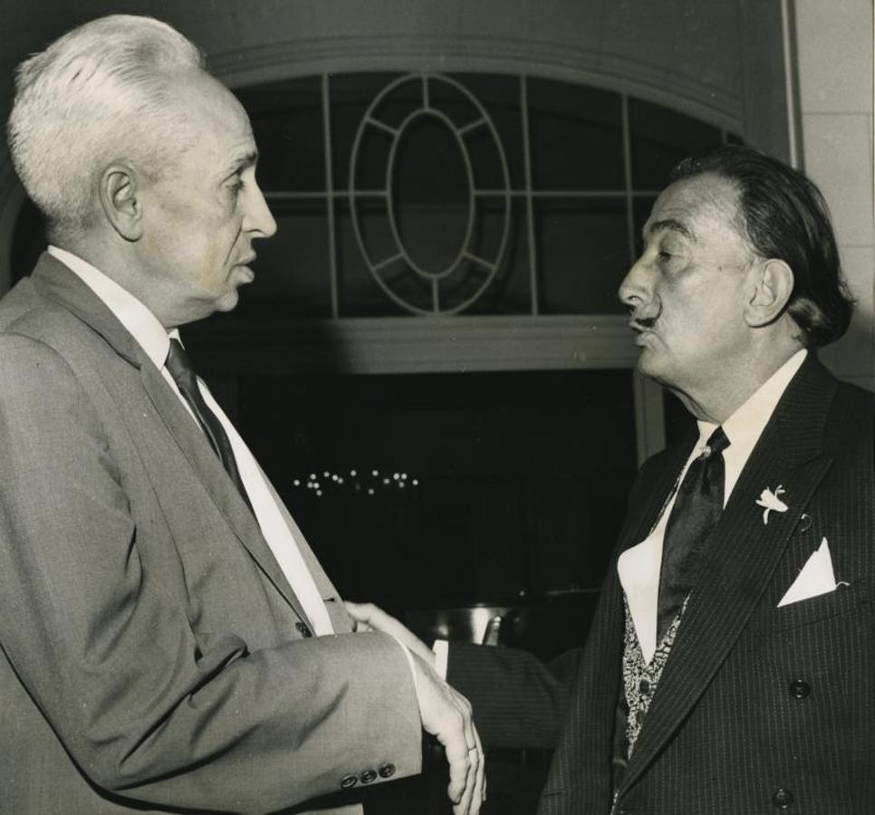 El Nobel Severo Ochoa junto con el pintor Salvador Dalí. 
