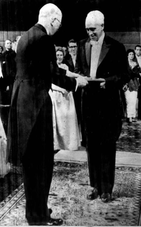 El rey Gustavo Adolfo de Suecia entrega el Premio Nobel de Medicina a Severo Ochoa. 
