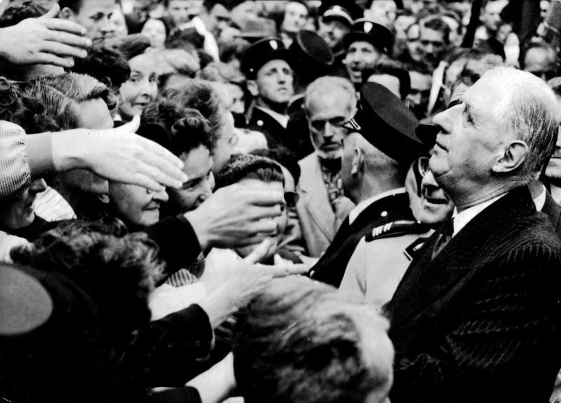 Una multitud intentando saludar a De Gaulle. 