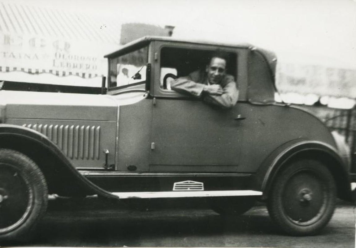 El doctor Ochoa con su primer coche en 1931. 