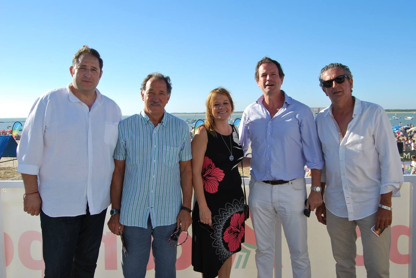 Félix Sabio (concejal de seguridad ciudadana), Jesús Villegas (delegado de deportes), Rocío Sumariba (delegada de turismo), Javier Garat (secretario general de Cepesca) y Agustín Sánchez (vicepresidente de la Sociedad de Carreras de Caballo de Sanlúcar)