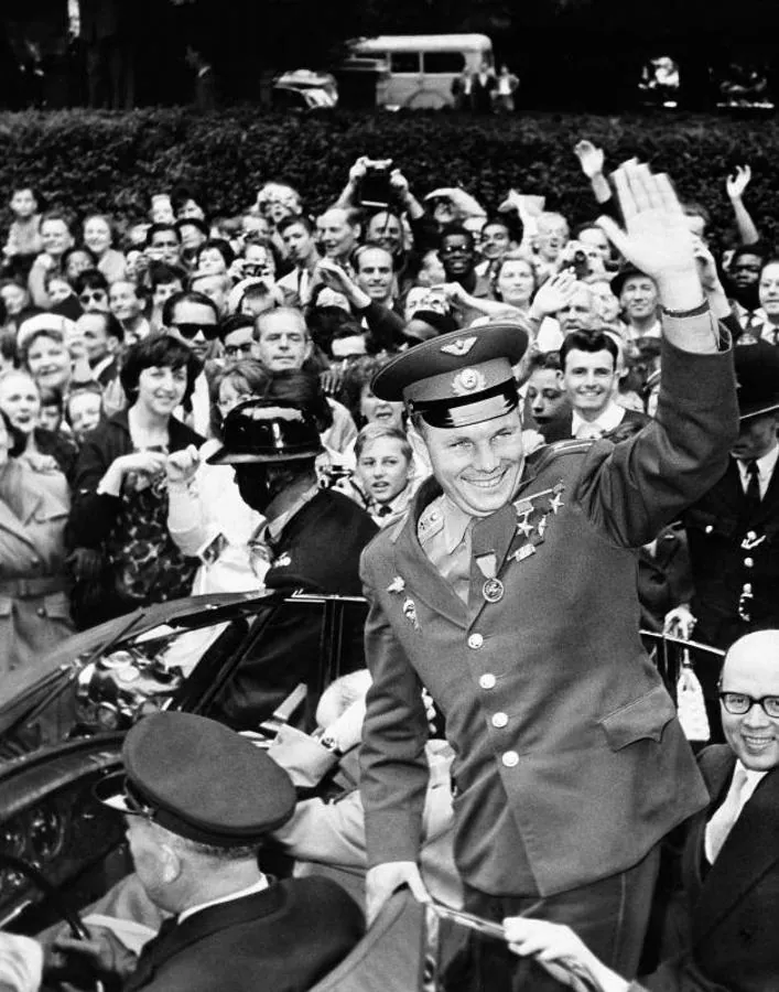 El astronauta Gagarin saluda a una multitud en su visita a la embajada rusa en Londres. 
