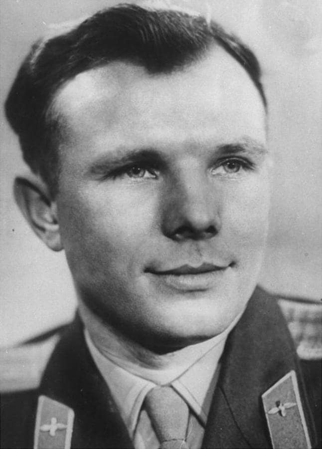 El astronauta Yuri Gagarin con su uniforme del ejército. 