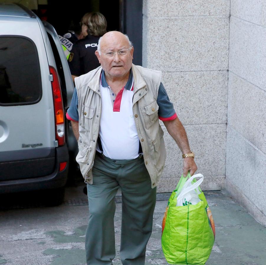 Manuel Charlín, patriarca del clan de los Charlines, a su salida del juzgado después de ser puesto en libertad con cargos. 