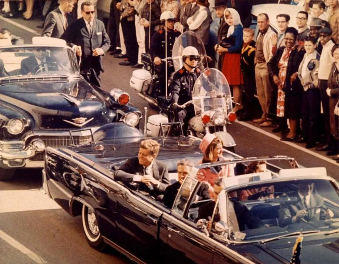 Fotografía del presidente Kennedy tomada momentos antes de ser asesinado. 