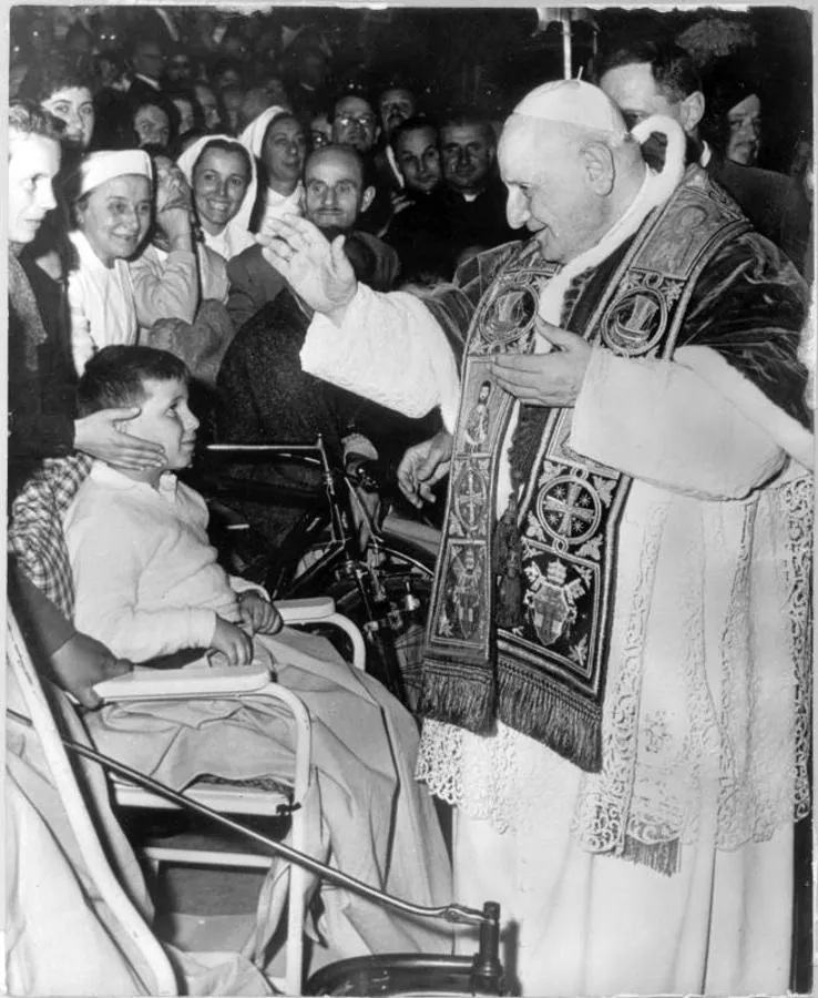 Fotografía de un niño recibiendo la bendición de «Il Papa buono». 