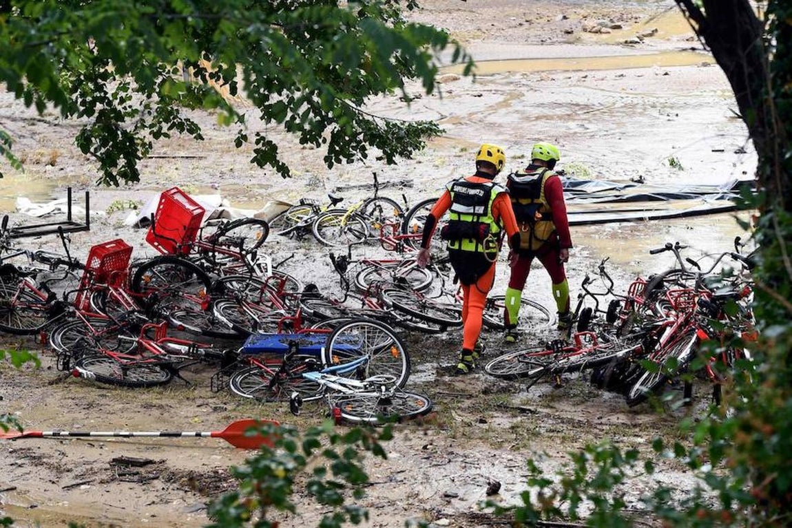 Actuación de los equipos de rescate. Los equipos de rescate en el sur de Francia se encuentran saturados. Hasta el momento hay una persona desaparecida, ha habido numerosos cortes de electricidad y evacuaciones.