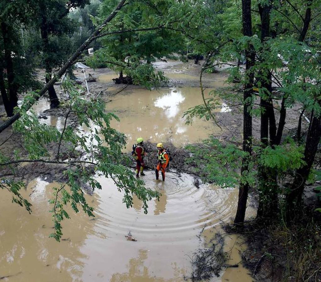 Están desalojando numerosas viviendas. En Berrias-et-Casteljau, 84 niños de una colonia de vacaciones tuvieron que ser evacuados por el brusco y repentino aumento de las aguas del afluente Chassezac.