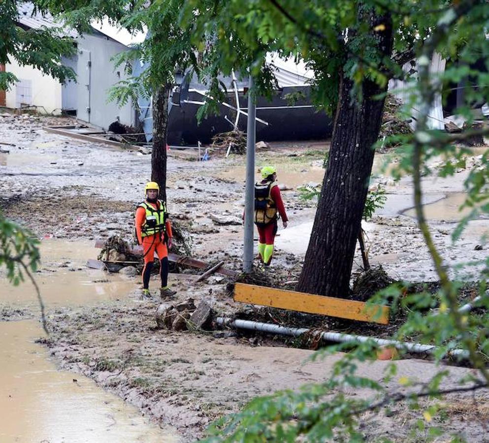 Los equipos de socorro en acción. Mientras esperaban a que llegasen los efectivos de socorro, algunos de los niños se tuvieron que subir a los árboles