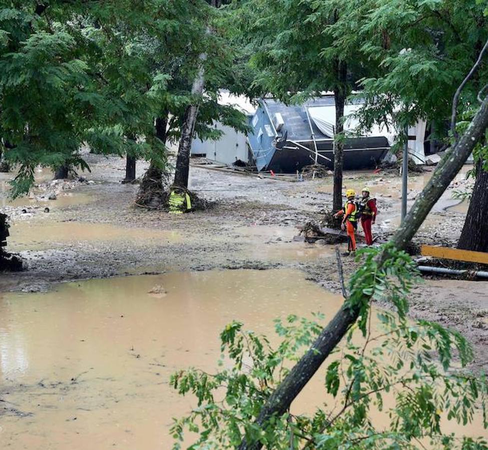 Los profesionales reconociendo el terreno. Las tormentas han causado fuegos en contadores de electricidad que han dejado al menos 11.600 hogares sin energía en los departamentos de Drôme (próximo a Grenoble) y Ardèche (cerca de Lyon).