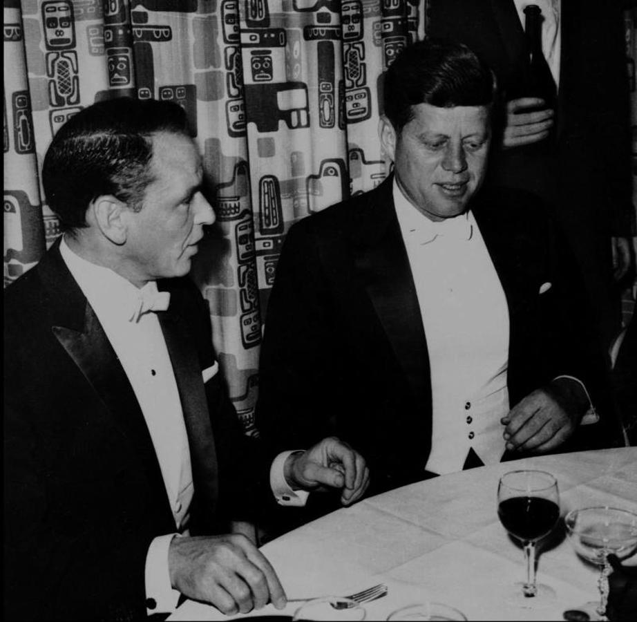 Encuentro entre el presidente Kennedy y el cantante Frank Sinatra. 