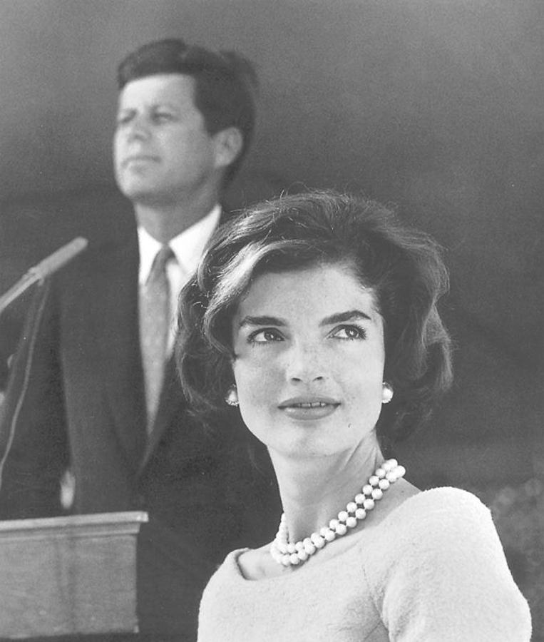 Jackye Kennedy, esposa del Presidente, junto a su marido. 