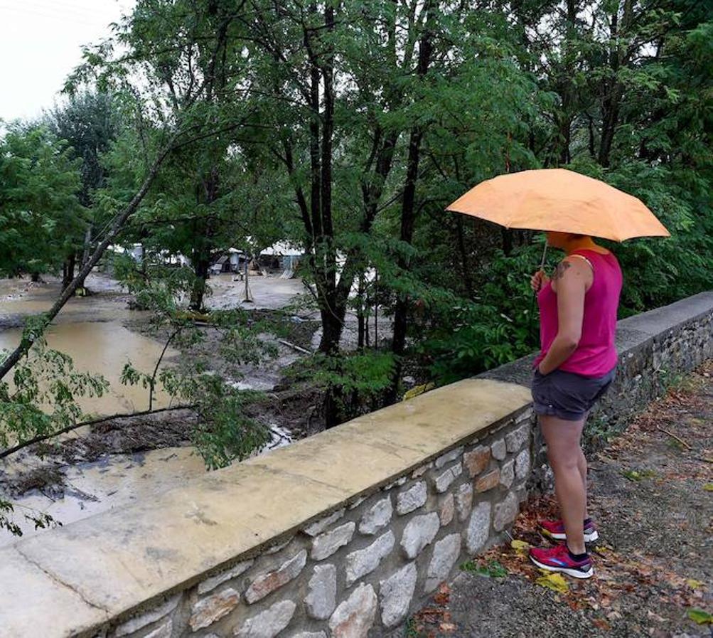 La gente observa los daños. La población no da crédito ante los daños de esta fuerte tormenta.