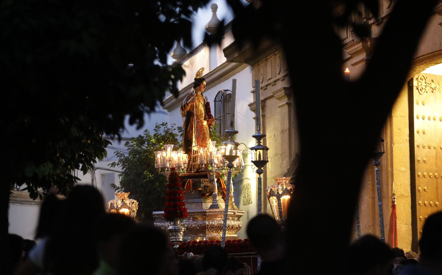 La procesión de San Lorenzo por su barrio, en imágenes
