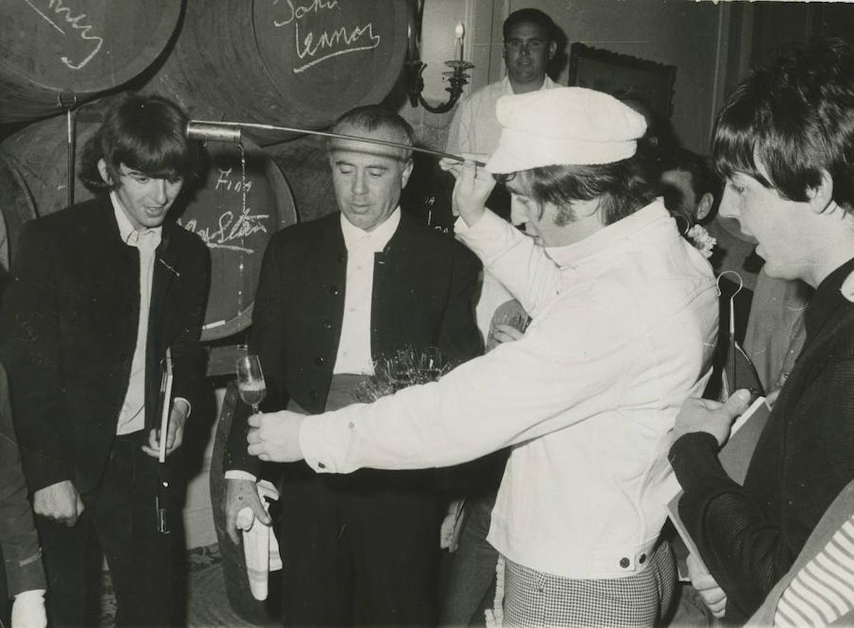 The Beatles en Madrid. En la imagen, John Lennon aprende a manejar la venencia en un establecimiento madrileño, al que fueron invitados por el alcalde de Jerez