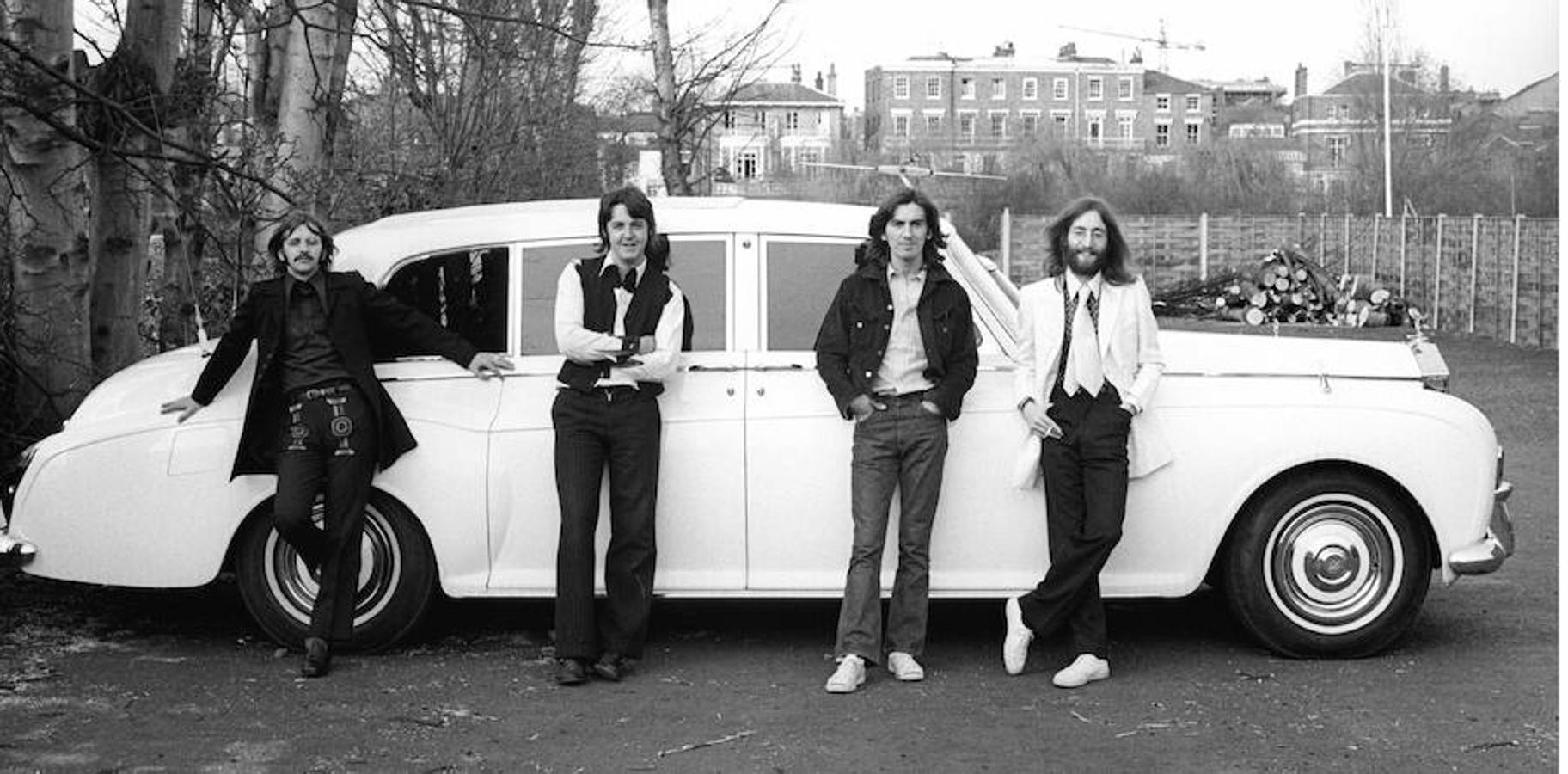 The Beatles posando para la portada de un disco. 
