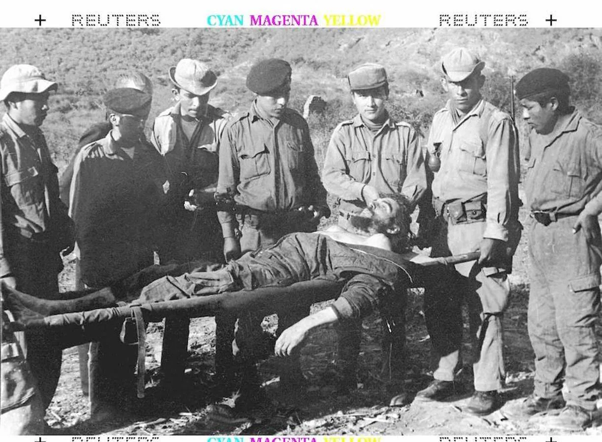 El cadáver de Che Guevara bajo los soldados del ejército bolivariano. 
