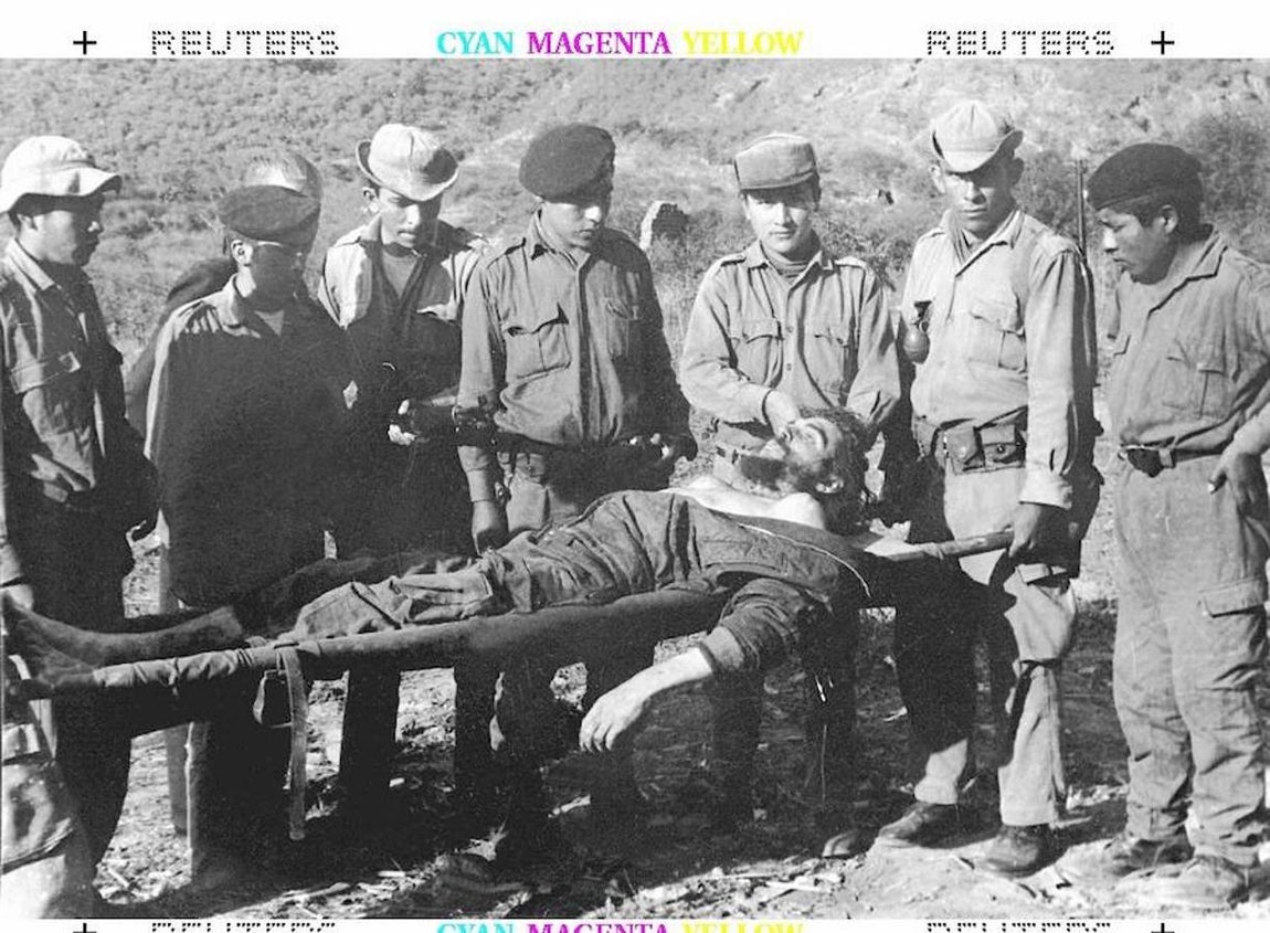 El cadáver de Che Guevara bajo los soldados del ejército bolivariano. 