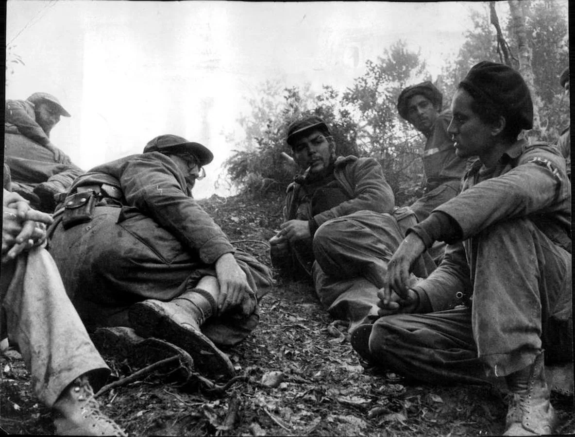 Fotografía durante el combate Pino del Agua, agachados para protegerse de las balas enemigas. En la fotografía se encuentran Camilo Cienfuegos, Fidel Castro y Che Guevara