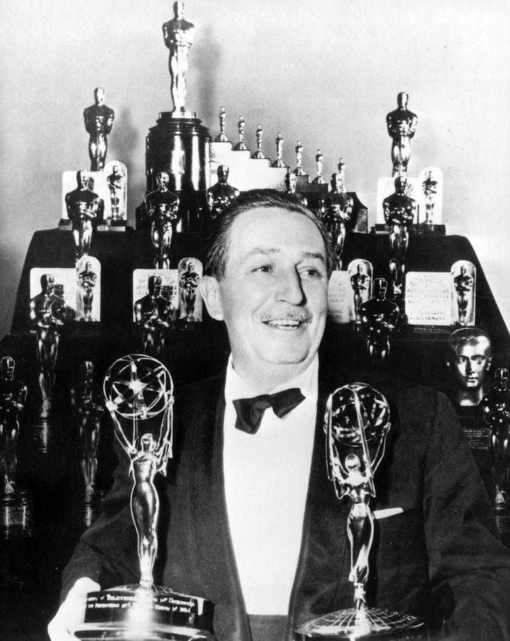 Walt Disney rodeado de los múltiples Oscar que recibió durante su carrera. 