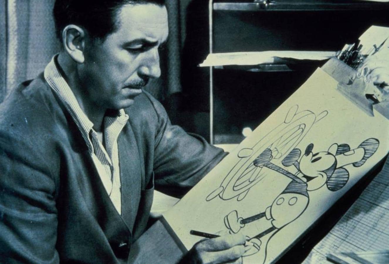 Walt Disney mientras hace un sketch de Mickey Mouse. 
