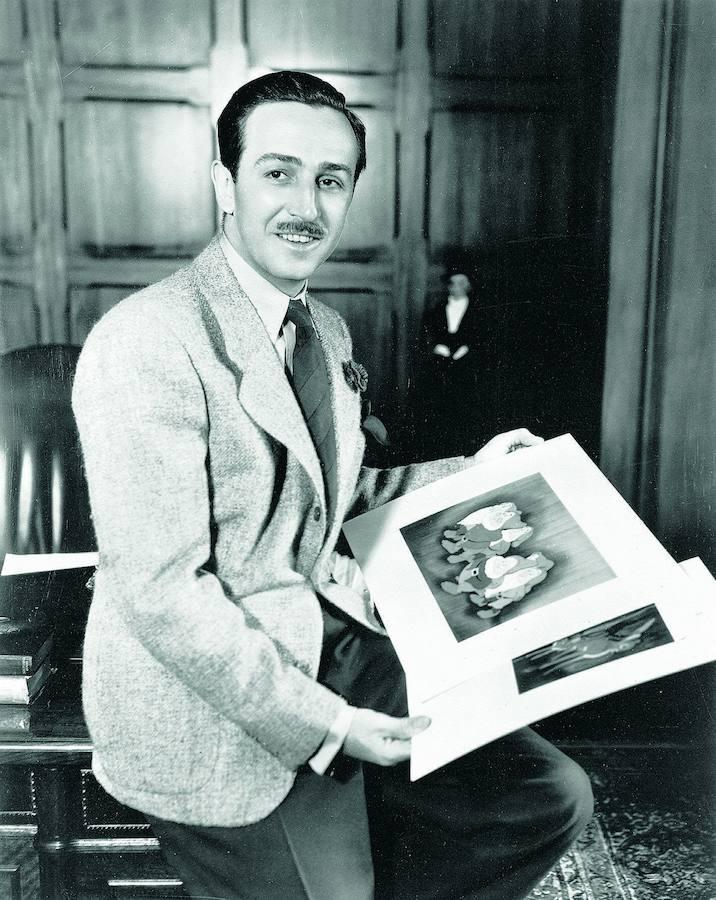 Walt Disney junto a sus dibujos. 