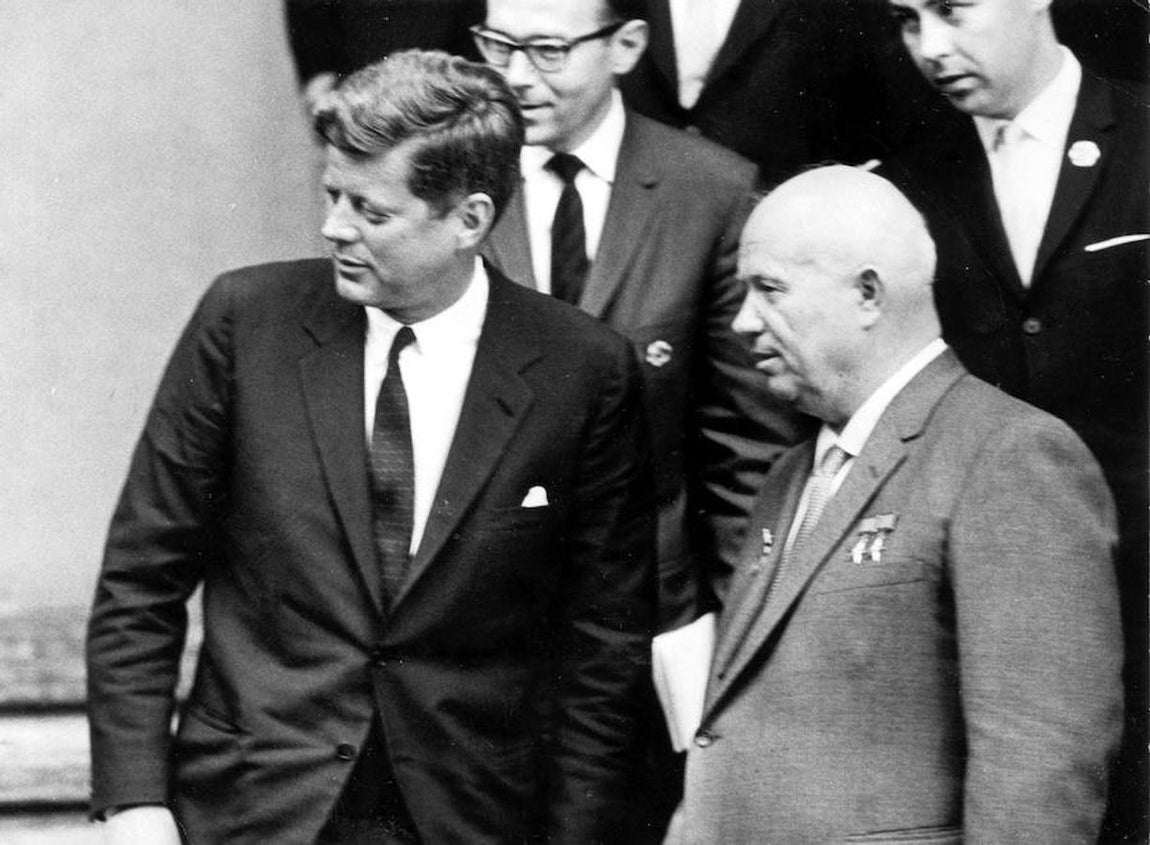 Kennedy y Kruschev en Viena. Los presidentes de la URSS y de los EEUU se reunieron en Viena para tratar asuntos tales como el desarme o la supresión de pruebas nucleares.