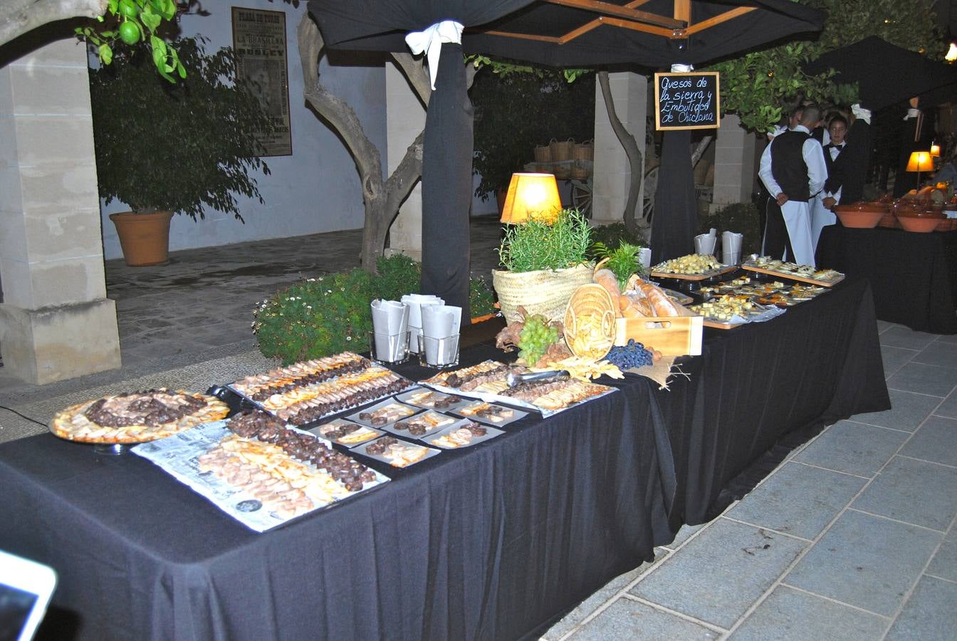 Mesa de quesos y embutidos durante el cóctel