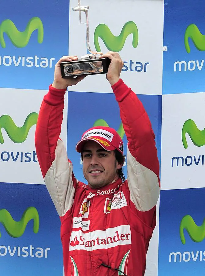 Fernando Alonso con el trofeo del Gran Premio del circuito de Montmeló en Cataluña. 