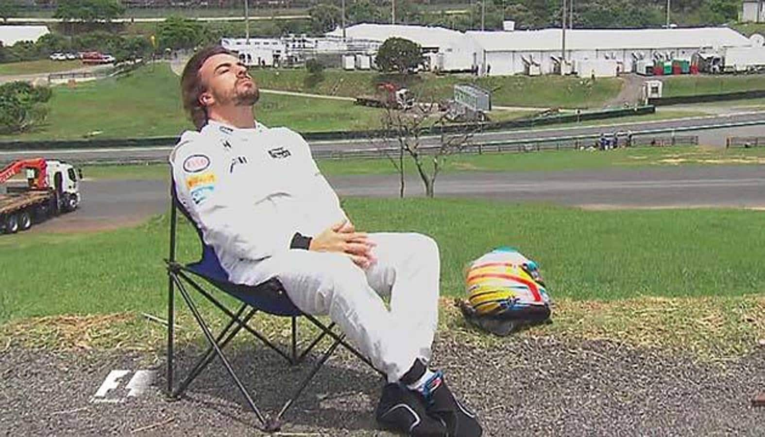 Fernando Alonso tomando el sol en el circuito de Interlagos. 