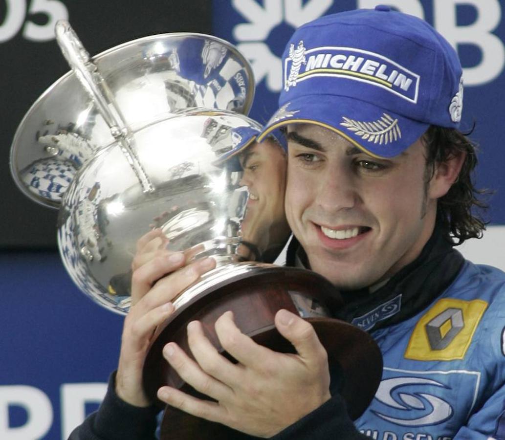 Alonso con el trofeo de Brasil en 2005. 