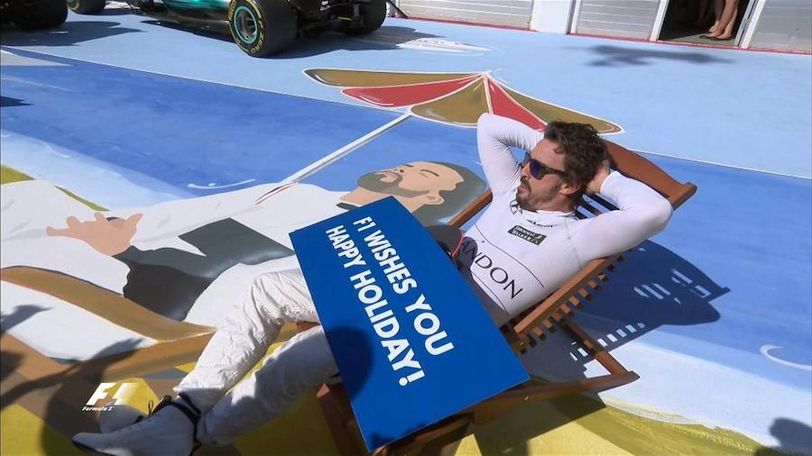 Fernando Alonso en el pit lane de Hungría. 