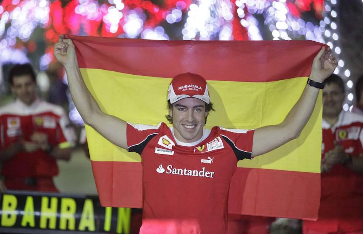 Fernando Alonso posa con la bandera de España tras el Gran Premio de Bahrein. 
