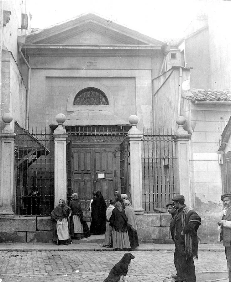 2. La Paloma, 1906. Fachada de la Iglesia de La Paloma, a comienzos del siglo XX