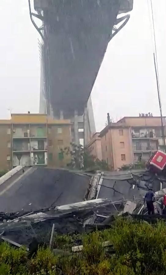 Fotos del accidente del puente derrumbado de una autopista en Génova (Italia)