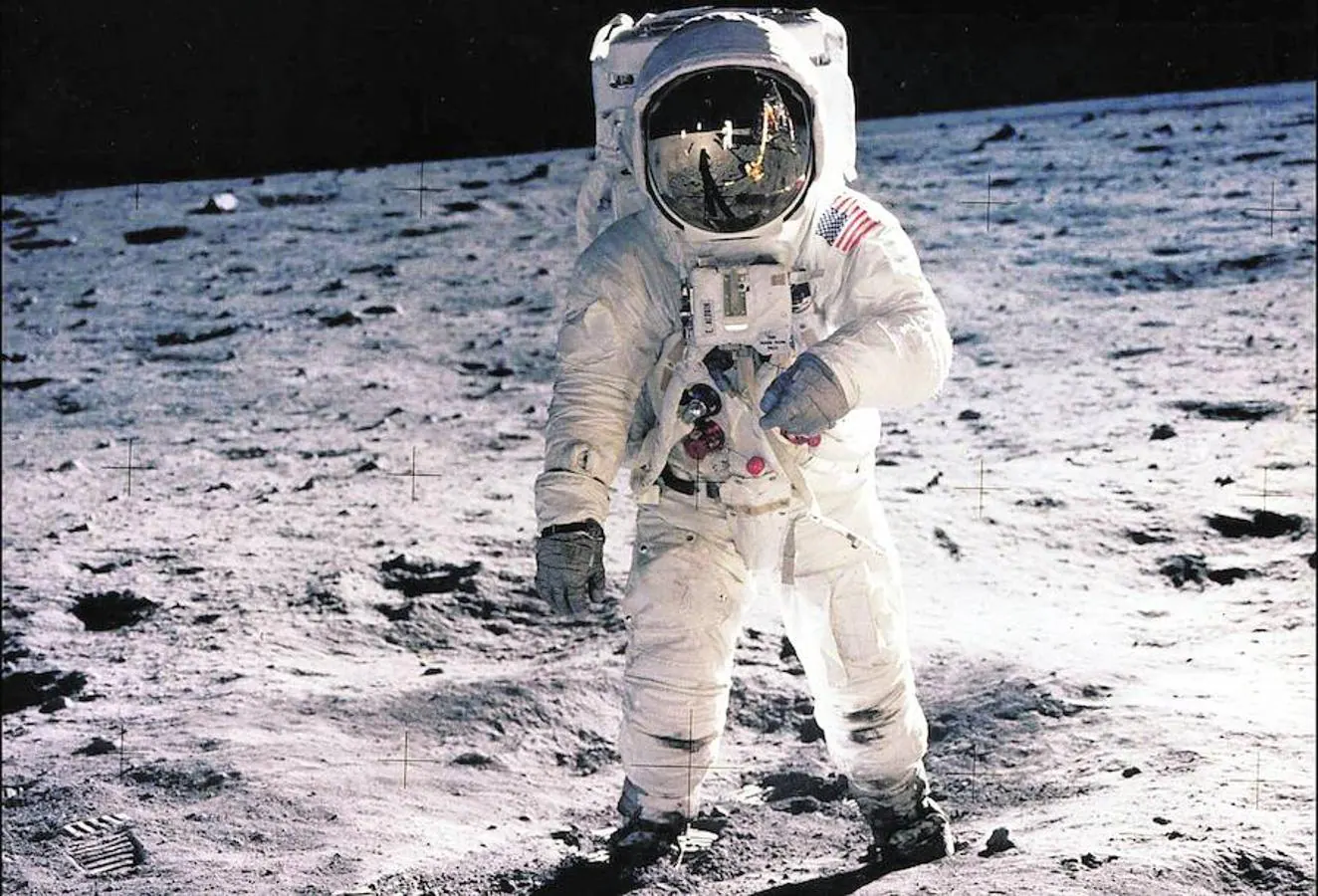 Neil Armstrong caminando sobre la superficie lunar en 1969. 