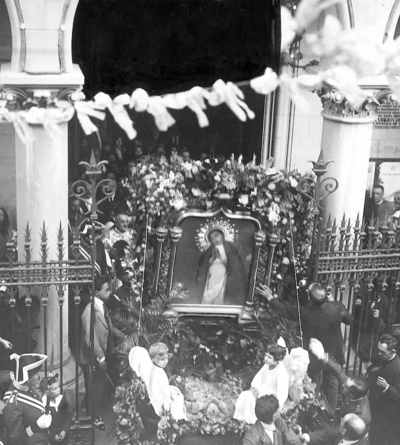 6. Sale la procesión. Flanqueada por dos niños vestidos de angelitos, la Virgen de la Paloma sale de la iglesia en la procesión en el año 1923