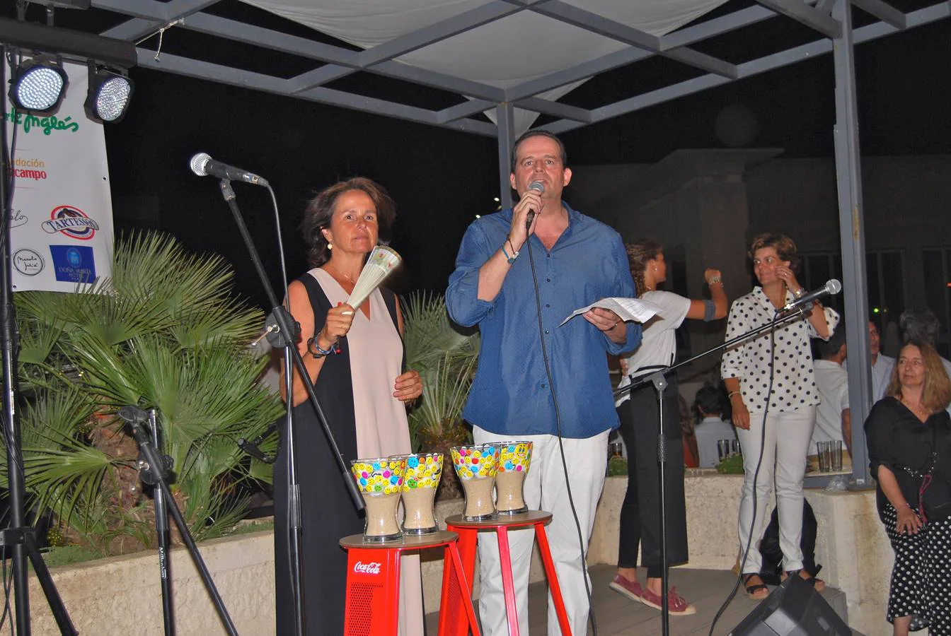 Michi Primo de Rivera presentando la rifa junto a Ángela Madariaga