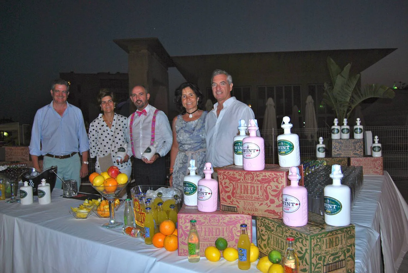 Nini Suances, Sol Diez de Rivera, camarero cedido por Casalbor, Pachi Madariaga y Pais Barquín junto a la barra de bebidas cedida por Casalbor