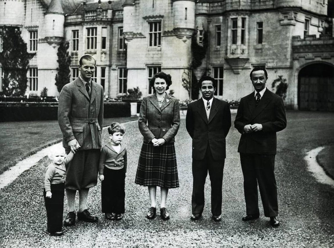 1952. La Familia Real británica, de vacaciones en Balmoral (Escocia) junto al joven Rey Feisal de Irak y su tío y regente de su país entonces, Adbul Iliah