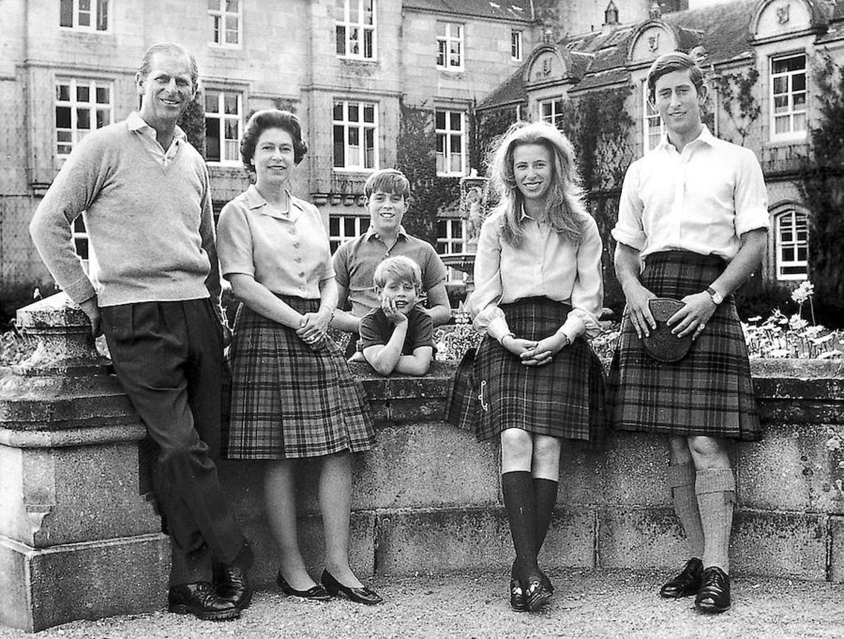 1970. La Familia Real al completo vuelve al que se ha consagrado su residencia veraniega de todos los años: Barmoral