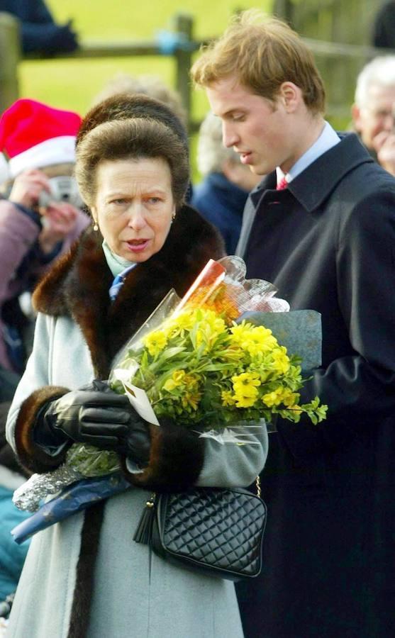 2003. Un año después, junto a su sobrino, el Príncipe Guillermo en la Iglesia María Magdalena en Sandringham (Norfolk) el 25 de diciembre, en un acto navideño de la Familia Real