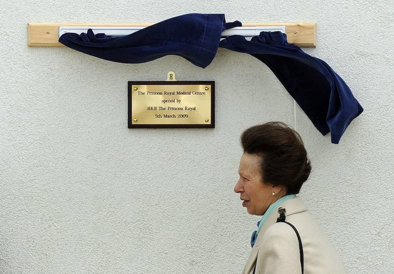 2009. Ana de Inglaterra inaugura un centro médico militar que lleva su nombre eb Gibraltar, el 5 de marzo, como parte de en un viaje oficial por España